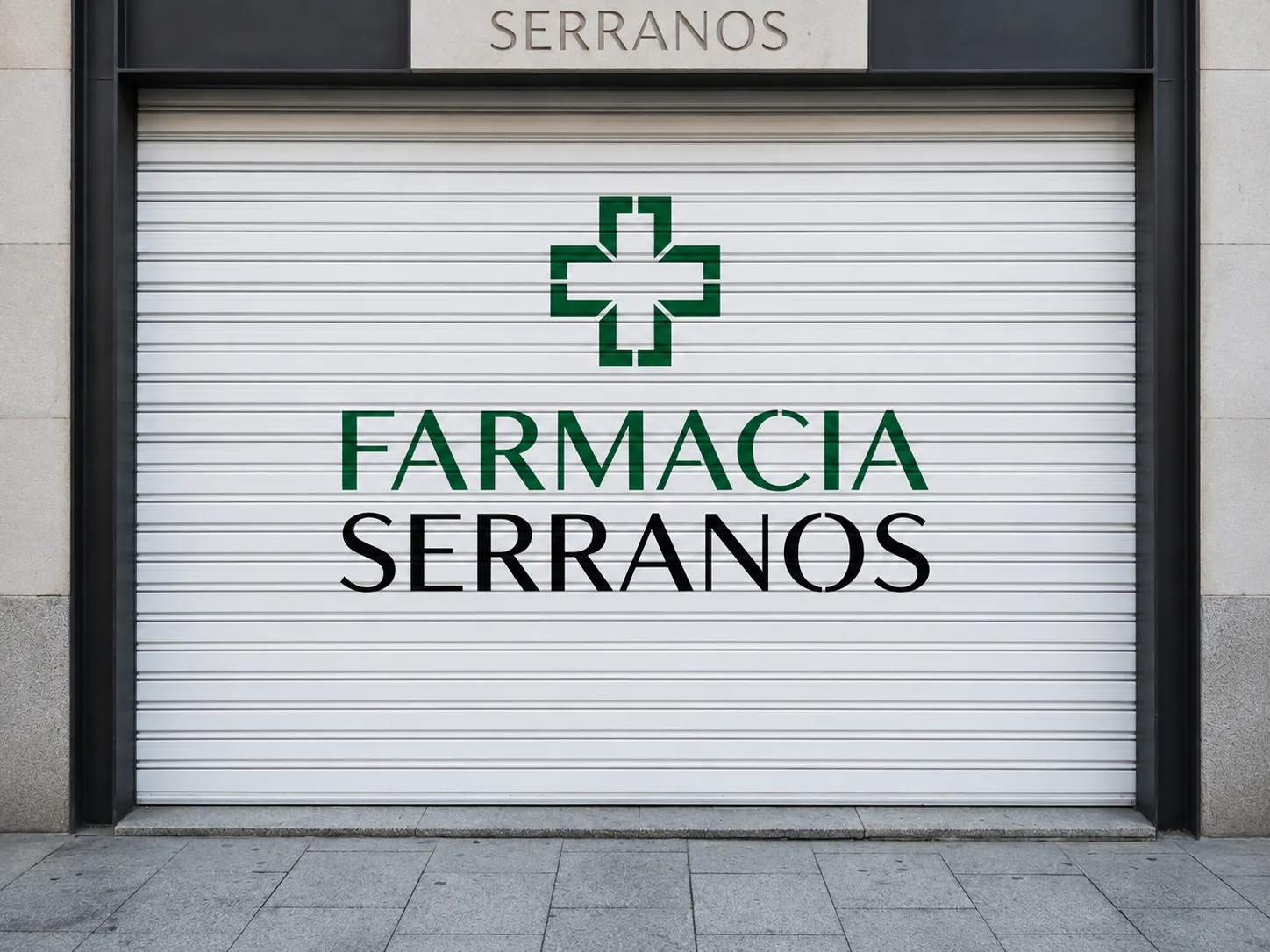 Negocio en Valencia con persiana y fachada rotulada a mano
