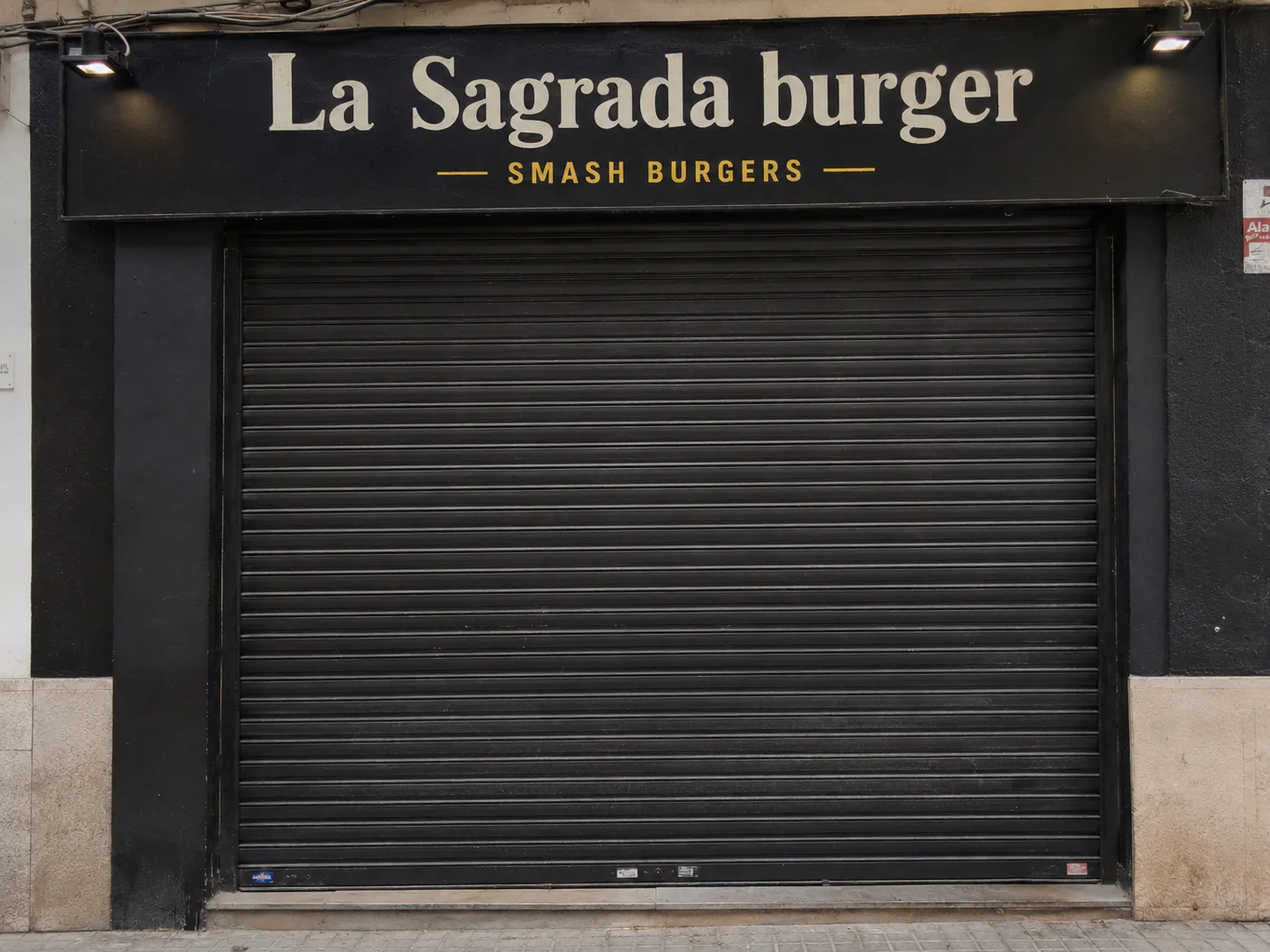 Antes del mural publicitario en La Sagrada Burger, Valencia