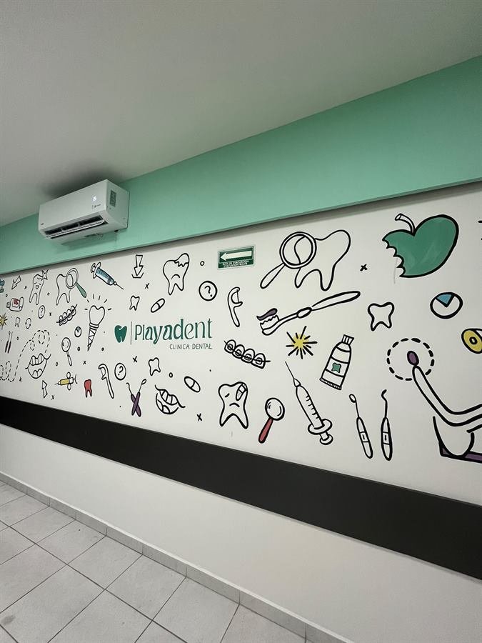 Mural pintado a mano para clínica dental en Valencia