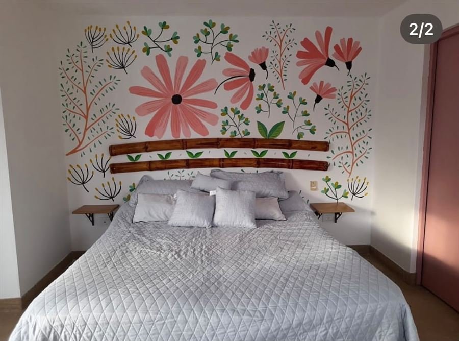 Mural floral pintado a mano en vivienda en Valencia