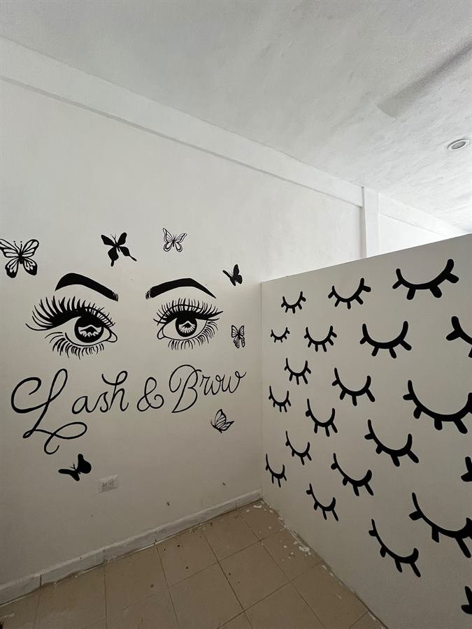 Mural pintado a mano para salón de belleza en Valencia